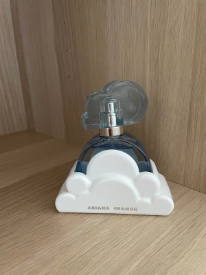 Ariana grande cloud - Säljer min parfym från Ariana grande, knappt använd, men fick en annan parfym så denna kommer inte komma till användning!