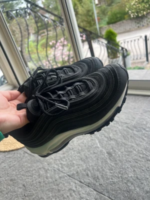 Nike air Max 97 - Säljer ett par nya Nike air Max 97 i storlek 37,5. Fick i jul klapp för något år sedan men har inte kommit till användning då de är för små för mig. Därav ingen kartong tyvärr😇