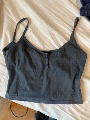 Brandy topp - En fin mörkblå brandy Melville topp med knappar💗 nyskick, säljer då den inte kommer till användning❣️