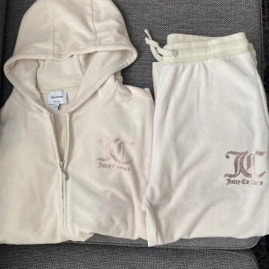 Juicy Couture  - Säljer ett beige Juicy Couture sett från barn avdelningen , storlek 14-15 köpt för cirka 1700 kr , men säljer för 900. Aldrig använd säljer pågrund av fel storlek och gick inte att lämna tillbaka. ⚡️Tveka inte på att höra av er ⚡️