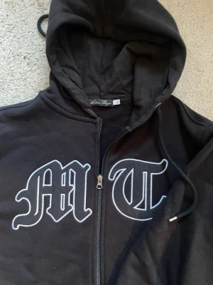 Tuttolente hoodie - Tuttolente hoodie Nyskick  Storlek l men sitter mer som m kanske s Pris 500