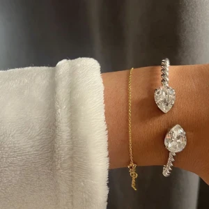 Silvrigt Caroline Svedbom armband  - Säljer detta armbandet från Caroline Svedbom. Tecken på användning men syns knappt när man har på sig det 🙏🏼 