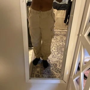 Kargobyxoe - Ljusa kargobyxor, jätteskönt material. Har används par gånger. Men är nästan ny. Funkar till alla stillar. 