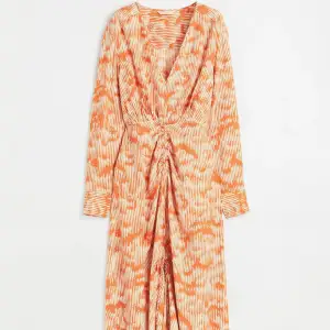 Klänning från H&M Conscious exclusive. Helt ny, men utan prislapp. Helt utsåld klänning som är helt magisk på! Lång med slits  Storlek: XS Material: Viskos