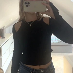 Topp zara - Supersnygg ribbstickad topp från Zara som inte längre säljs!!🖤 Använd max 3 gånger så i jätte bra skick.