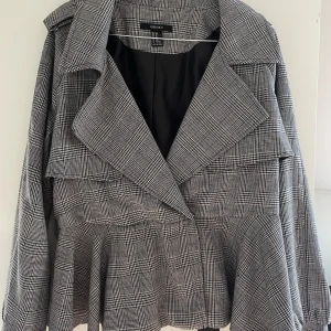 Kavaj från F21! - Cool kavaj från forever 21!! Perfekt till fest / utgång.  Använt 1 gång så i prima skick!