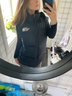 Northface väst - Jätte fin väst från northface, nypris 3000. Det är en liten reva i fram. Se sista bild💕