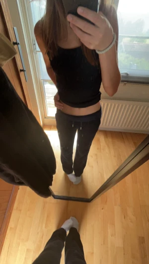 Juicy couture byxor - Säljer mina snygga juicy byxor i färgen mörkblå; då jag inte använder den längre. Jag har tvättat dem några gånger men dem är fortfarande i ett bra skick! Kontakta mig för fler bilder eller om ni har några frågor❤️