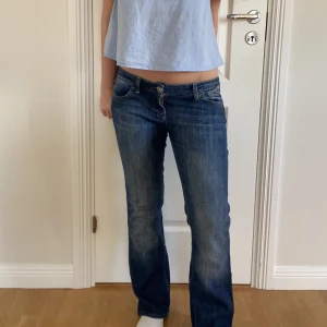 Lågmidjade lee jeans - Lågmidjade lee jeans. Jag är 161, strl S. Midja 40 cm, innerben 70 cm. I fint skick utöver några små ”revor” på några ställen (bild 3) men de syns knappt o e ganska coola detaljer, de är liksom nt hål. 350kr o köp GÄRNA via köp nu: billigare frakt :)