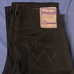 Wrangler Tina bootcut - Helt ny jeans med prislappen kvar! Finns i flera olika storlekar:1st i storlek W29/L32.1st i storlek W29/L34.1 st i storlek W28/30. 1 st i storlek W28/32.1st i storlek W30/L34.1 st i storlek W30/L30. 1 st i storlek W30/L32. 1 st i storlek W32/30 & W33/L32