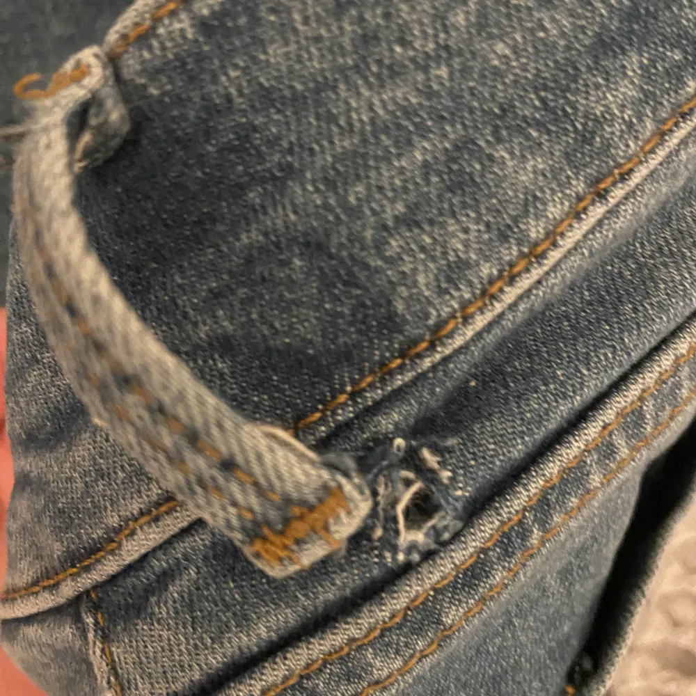Säljer dessa super snygga LTB jeans som är lowwaist. Dem är i fint skick förutom en defekt vid midjan, en av öglorna för skärp har lossnat o det är ett litet hål. Men ingenting som jag tycker synd när man använder dem🙌🏼. Jeans & Byxor.