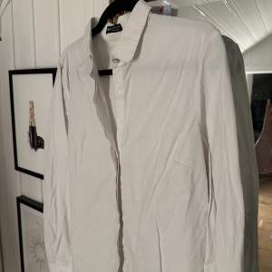 En vit skjorta fråga Shein använd under en kväll bara. storlek M 