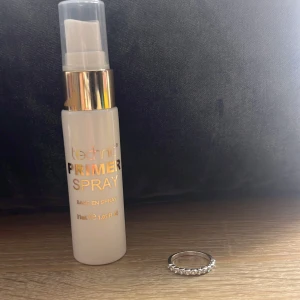 Primer och ring - Säljer dessa två produkterna. Primer sprayet inte använt. Ringen inte använd. Ring: 10kr styck Primerspray: 30kr styck