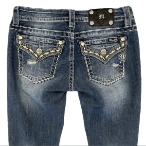 Miss me  - Lågmidjade straightleg miss me jeans i mycket fint skick utan fläckar❤️ Midjemåttet tvärs över är 37cm och innerbenslängden är 80cm❤️ Jag är 168cm lång! Tryck gärna på köp nu 💗