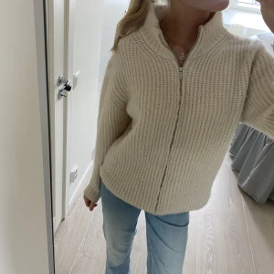Stickad kofta  - Såå fin stickad kofta från Next❤️ älskar denna men har fler liknande så använder inte denna:(
