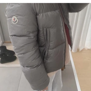 Moncler jacka - Super snygg men kommer tyvärr ej till andvändning då jag har fler jackor. Finns en liten difekt på luvan, som om du vill ha bilder. ÄKTA! Har bevis och qr kåd. Tryck gärna Köp nu!💓💓⚡️⚡️(är i barnstorlek 164 men passar mig perfekt som har S) även xs