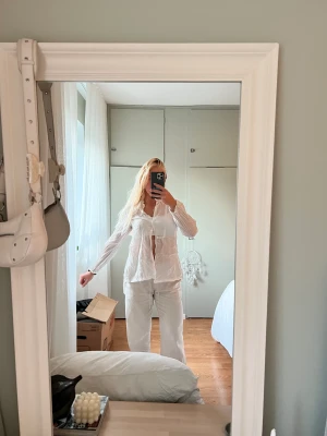 Skjorta/ blus från DAY  - Använd fåtal ggr, superfin! Otroligt mjukt material. Slit där bak som ni kan se på bilden, snyggt när man bör jeans etc. 