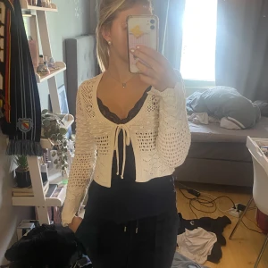 Stickad kofta  - Säljer denna fina kofta från zara som tyvärr är för liten för mig. Använt 1 gång  Tror den är köpt för 399 men är osäker  Kan även tänka mig byta mot en M ☺️