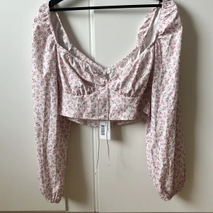 Topp - En somrig topp, aldrig använd. Lappen sitter kvar. Storlek L.