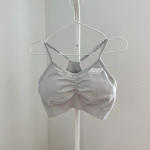 Träningsbh Aware nutrition (aldrig använd) - Aldrig använd. Ger bra stöd, inlägg som går att ta ut😍