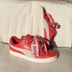 Puma Basket Heart 38,5 - Ett par röda Puma sneakers i storlek 38,5 i mycket fint skick! Använda men utsidan är rengjord. Modellen kallas "Basket Heart" :) 