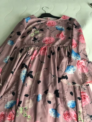 En kläning  - En blommig kläning den var för tajt för mig så här får ni den. Den är helt nytt har bara provat den