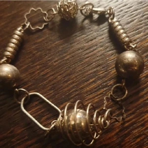 Statement armband - Lustigt men unikt maximalistiskt armband. Säljer då denna sköning inte kommit till användning🙏😭