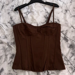 PLT corset - En helt ny corset från pretty Little thing, köptes ett år sen och är helt oanvänd som man ser. Den är jättefin på och passar perfekt till dig som bär xs. Priset kan diskuteras!🤎