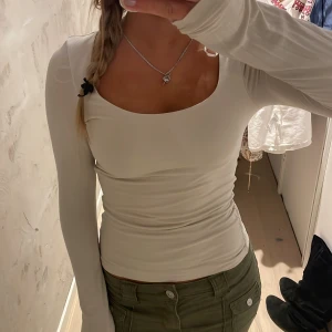 Tight långärmad tröja💕 - Fin tröja, en liten ljus fläck på framsidan, man ser den verkligen inte men den finns💕