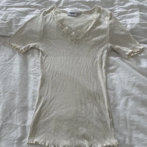 Kroppssyd t-shirt - Jätte fin och knappt använd saint tröja som är jätte skön 