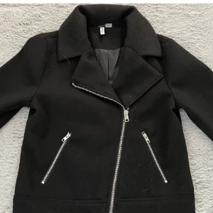 Kappa/coat H&M - En bikerjacka från H&M divided i strl S/165. Bara använd 2-3 ggr, jackan kommer i väldigt bra skick😊