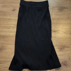 En svart lång kjol som är ribbad! Knappt använd! 💗 Lindex