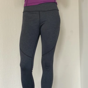 Tränings tights - Grå tränings tights. I storlek M men tycker de passar mer som S🩶