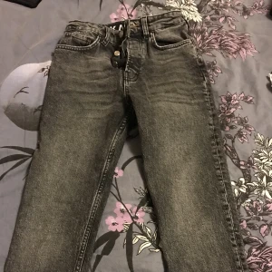 Snygga svarta jeans - Tighta jeans svart/grå. Storlek xxs. Bra skick inga synliga fel.