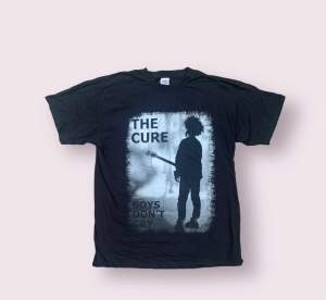 Cool svart The Cure T-shirt! Knappt använd så inga defekter. 