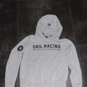 Sail Racing hoodie - Den är i grymt skick. Säljer den då jag rensar garderoben.