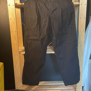 Svarta oversized byxor - Superbra passform, svarta byxor i lit tunnare cargo material typ, väldigt sköna. 