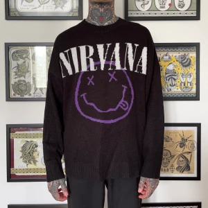Nirvana tröja - Oversize fit knit. Sitter som en stor M. (Skippa alla 1000 frågor för att sen strunta i köpet. Köp nu eller inte alls, slösa inte min tid tack! Jag möts inte längre upp pga tidsödslande intressenter.)