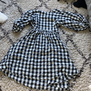 Klänning från gina - En klänning från gina, den är openback fast med knytning och puffärmar!💞💞