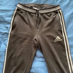 Adidas byxor svarta  - Använda o något slitna