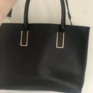 Svart väska - Super fin och praktisk väska från Anna Field. Mycket använd därför är skicket lite sämre, en av inne fickorna är sönder. Skickar gärna fler bilder⭐️