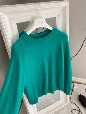 Superskön stickad tröja från zara i en grön färg (mer lysande grön i verkligheten)