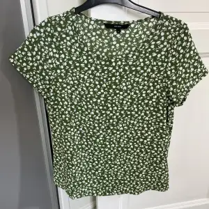 Grön t-shirt från Vero Moda i storlek XS. Nyskick! 50kr plus frakt. Har mycket fler plagg ute tillsalu! 