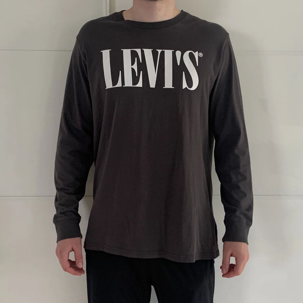 Grå Levis tröja - Levi's | Plick Second Hand
