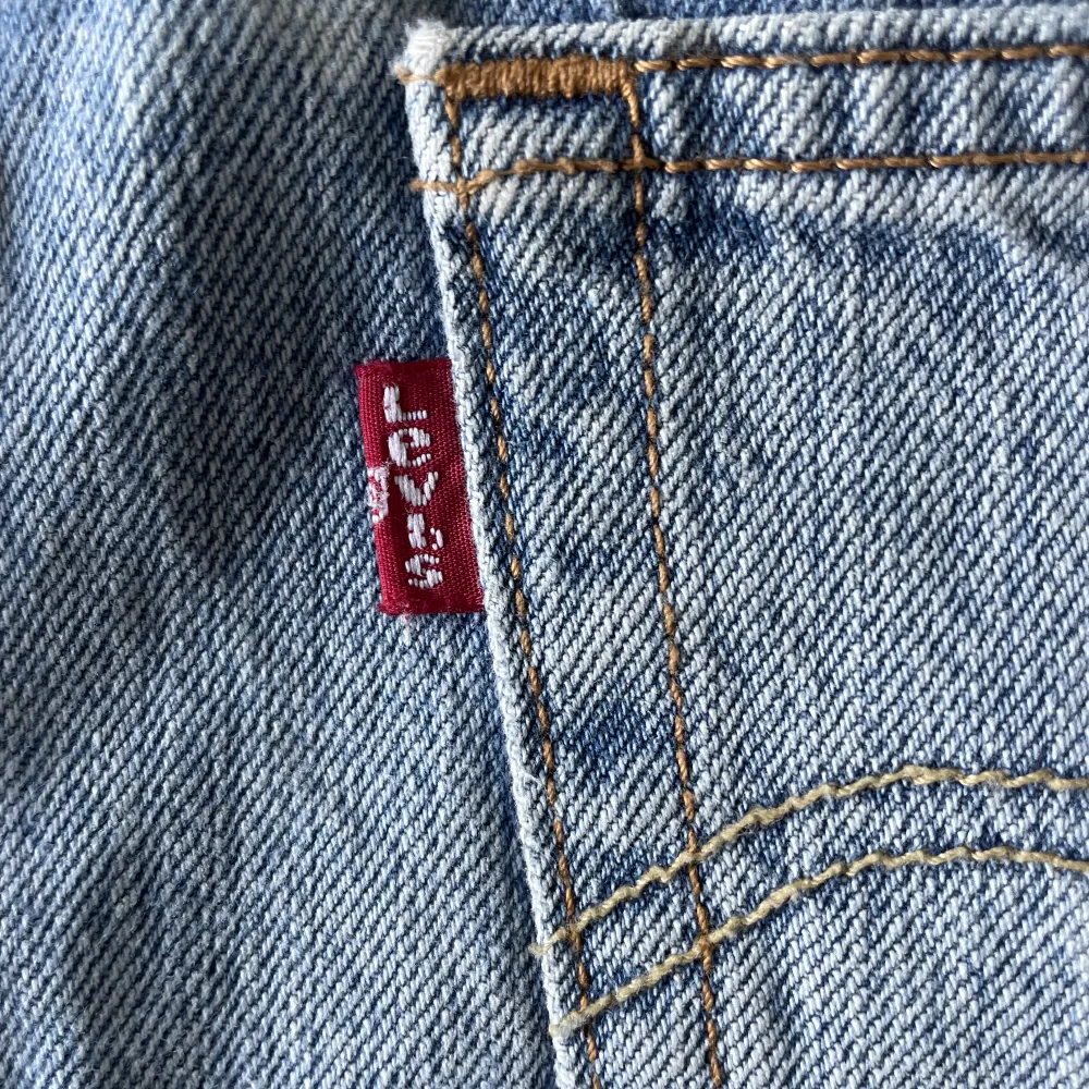 Ass coola vintage shorts från Levis. Säljer pga får små, men önska att dom passa. Fråga om mått privat, storleken står ej i byxorna. Köpta för 500kr men bara provade. Står ej för frakten.. Shorts.