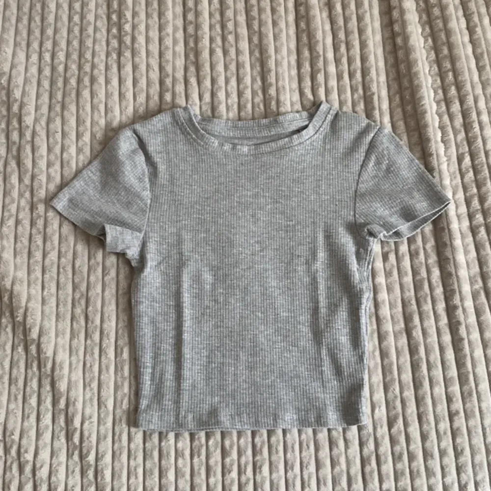 grå t-shirt från new yorker. Använd typ 2 gånger!🩷. T-shirts.
