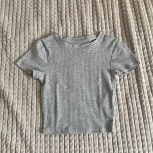 grå t-shirt från new yorker. Använd typ 2 gånger!🩷