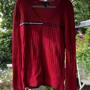 En stickad röd tröja från Tommy Hilfiger i storlek S