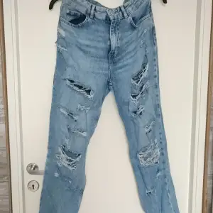 Low waist jeans med hål, aldrig använda 