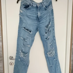 Jeans med hål - Low waist jeans med hål, aldrig använda 